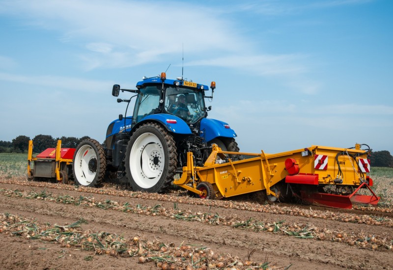 New-Holland-T-210-+-Samon-(Uien-rooien,-Roost,-30-08-2015)-(20-van-60).jpg